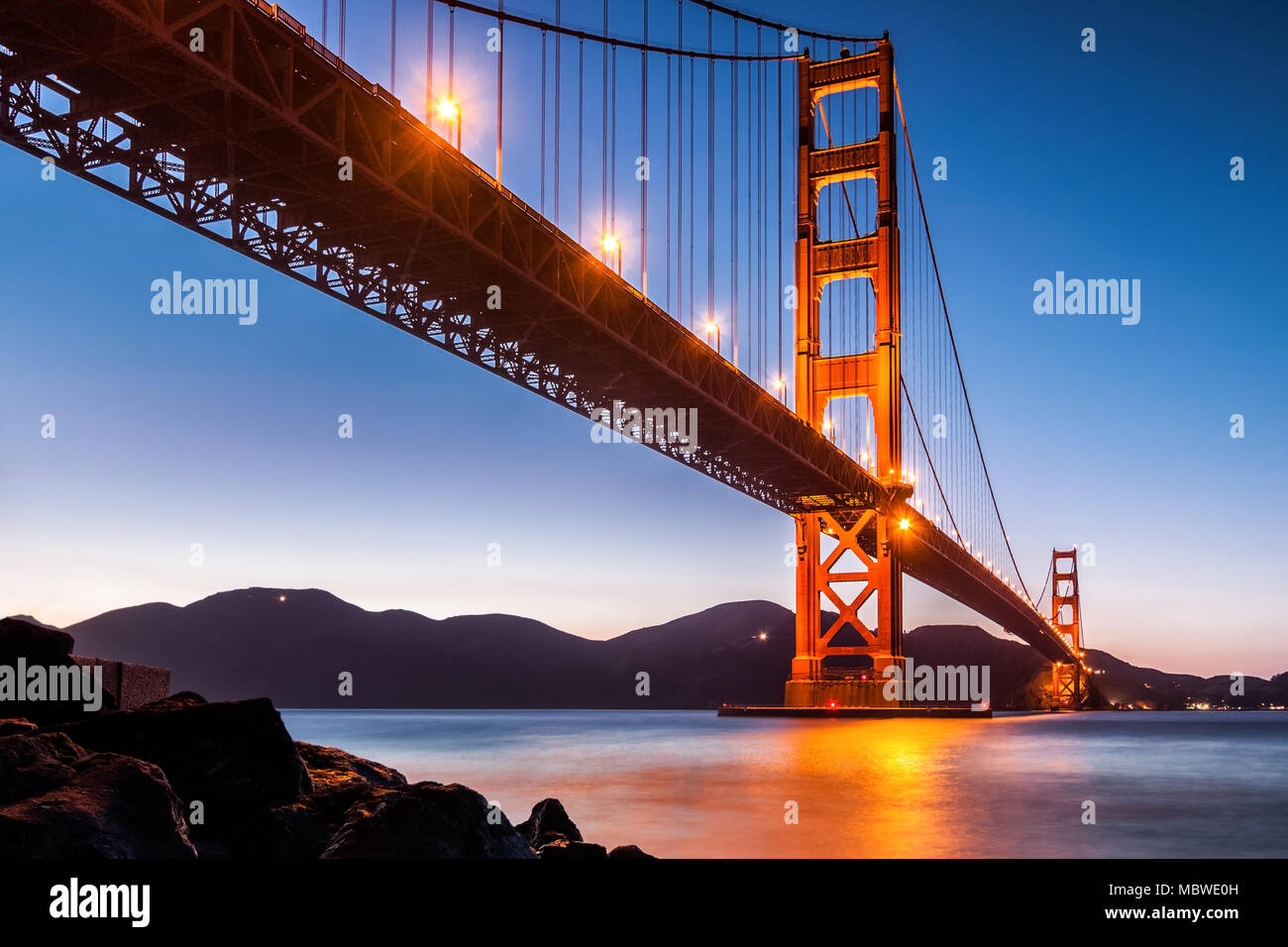 Vista da sotto il Ponte Golden Gate a San Francisco al tramonto Foto Stock