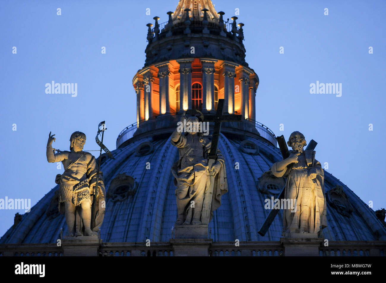 Carlo Maderno facciata e Michelangelo cupola del Rinascimento italiano papale Basilica Maggiore di San Pietro in Vaticano (Basilica Papale di San Pietro in t Foto Stock