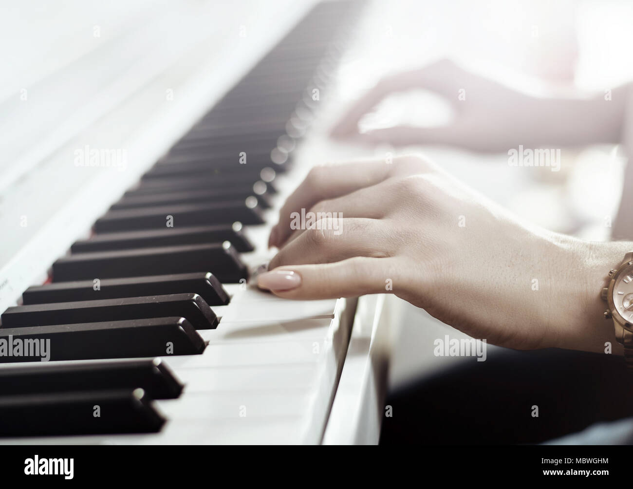 Primo piano immagine di donna suonare il pianoforte Foto Stock
