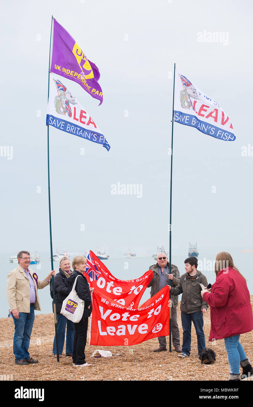 La pesca di lasciare la manifestazione di pescatori a Hastings, East Sussex, per protestare contro le politiche UE causando la devastazione in Gran Bretagna il settore della pesca. Foto Stock