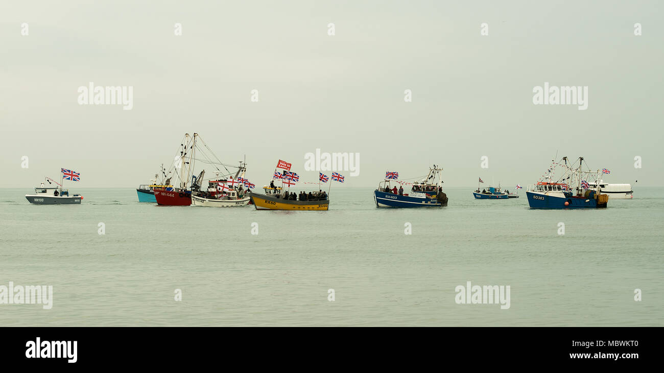 La pesca di lasciare la manifestazione di pescatori a Hastings, East Sussex, per protestare contro le politiche UE causando la devastazione in Gran Bretagna il settore della pesca. Foto Stock