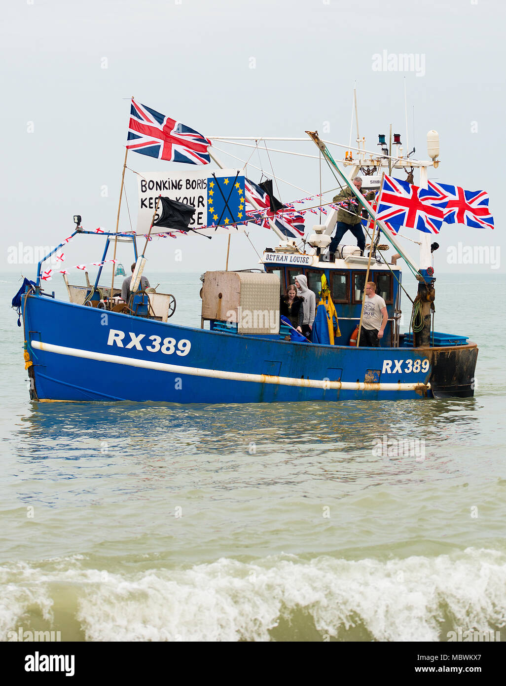 La pesca di lasciare la manifestazione di pescatori a Hastings, East Sussex, per protestare contro le politiche UE causando la devastazione in Gran Bretagna il settore della pesca. Foto Stock