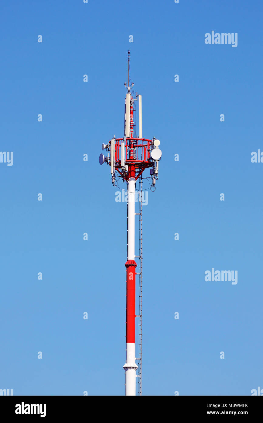 Torre di comunicazione contro un cielo blu Foto Stock