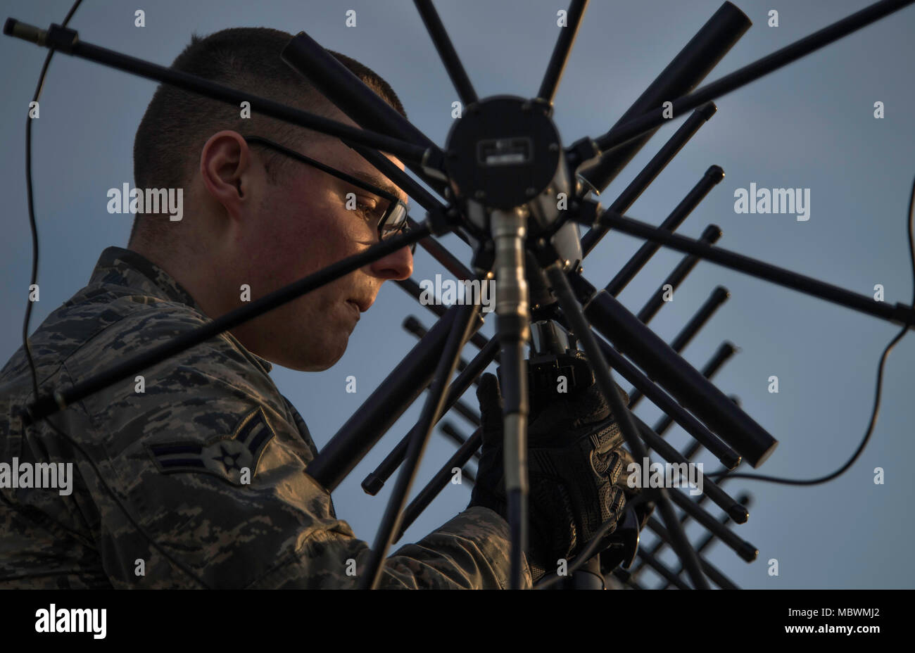 Airman 1. Classe Colin Martin, 5° Squadrone di comunicazione a radio frequenza sistema di trasporto apprendista, regola una antenna a sostegno del bombardiere strategico di distribuzione presso la RAF Fairford, Inghilterra, il 10 gennaio, 2018. La distribuzione di bombardieri strategici per il Regno Unito consente di esercitare negli Stati Uniti le forze di aria in Europa in avanti della posizione operativa per i bombardieri. Formazione congiunta con i partner, nazioni alleate e altri Stati Uniti Air Force unità aiutano la quinta ala bomba contribuiscono a pronti e forze postured. (U.S. Air Force photo by Staff Sgt. Trevor T. McBride) Foto Stock