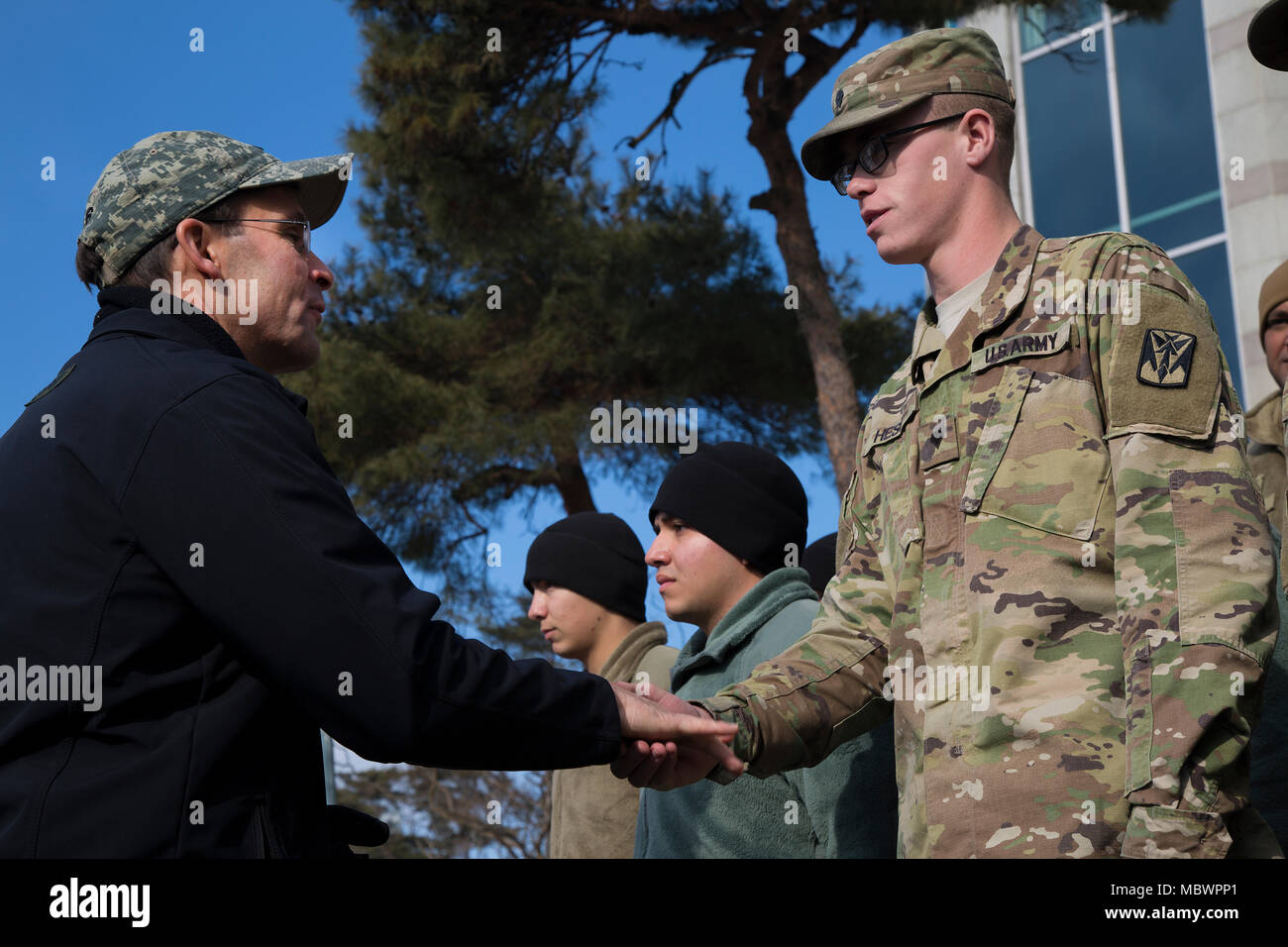 Segretario dell'esercito Mark T. Esper awards Spc. Hess combinata di Task Force Defender, 35th difesa aerea della brigata di artiglieria, un esercito moneta tradizionale a Seongju, Corea del Sud il 10 gennaio, 2018. Esper ha visitato la Corea per discutere la disponibilità con unità di misura in tutto il territorio coreano di teatro e di informare i soldati, famiglie e civili per la sua posizione e le politiche come segretario dell'esercito durante la sua visita di tre giorni. (U.S. Foto dell'esercito da Staff Sgt. Carl Greenwell) Foto Stock