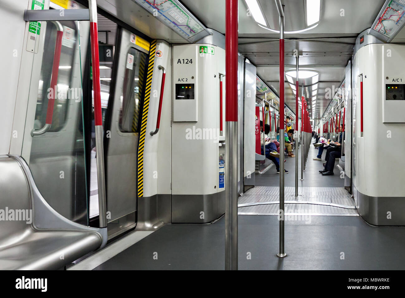 HONG KONG - febbraio 22: treno della metropolitana interni il 22 febbraio 2012 a Hong Kong. Oltre il 90% giornalmente viaggiatori utilizzano i mezzi di trasporto pubblici. Il suo più alto rango Foto Stock