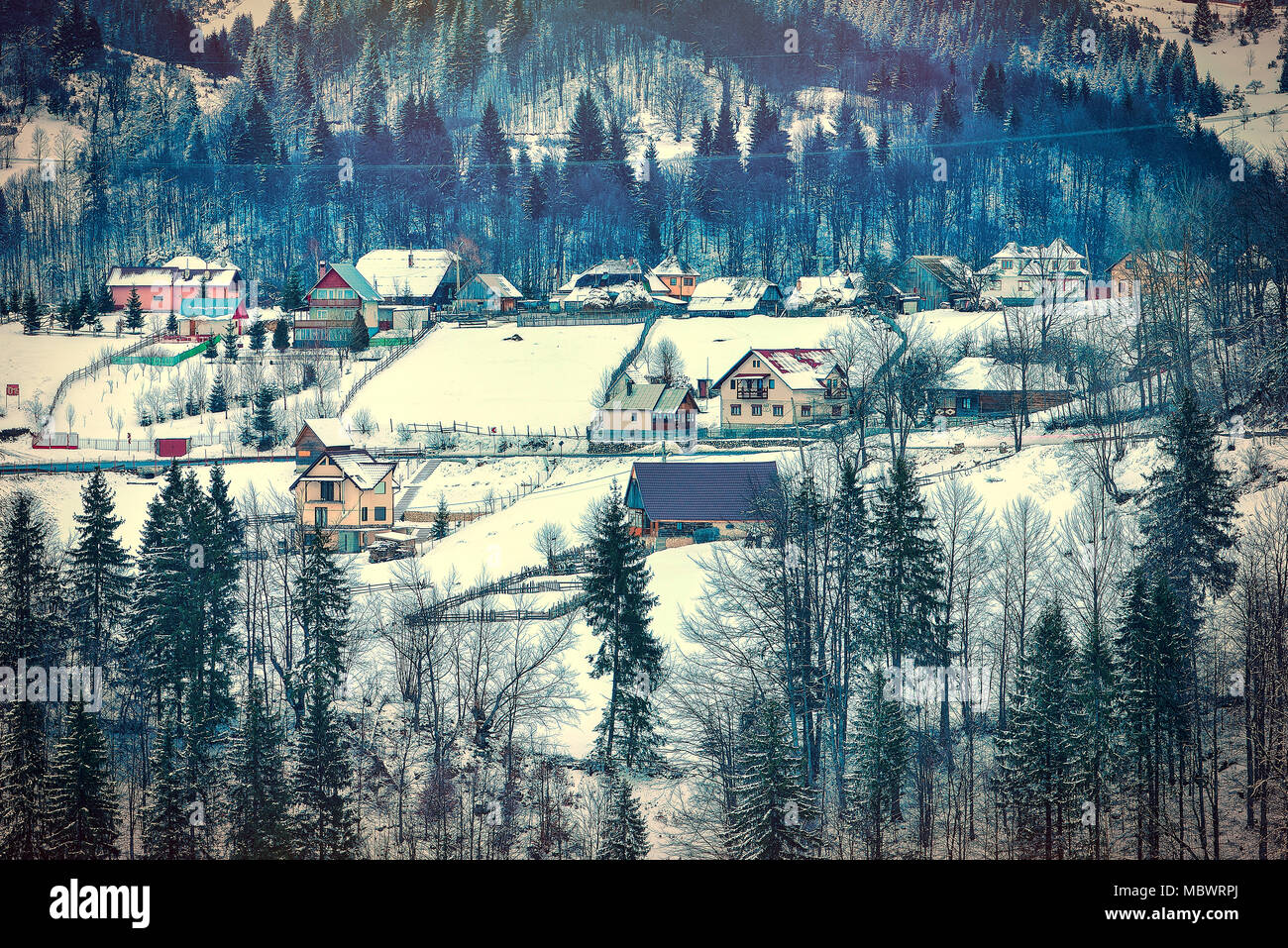 Il rumeno paesaggio invernale in montagna Carphatians.rurali paesaggio invernale nella zona di crusca, Moeciu, Romania Foto Stock