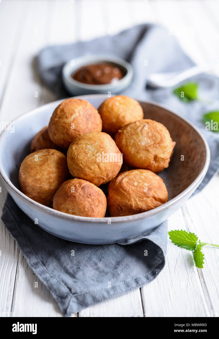 Bunuelos - tradizionale dolce colombiano fritti pasticcini serviti con salsa di cioccolato Foto Stock