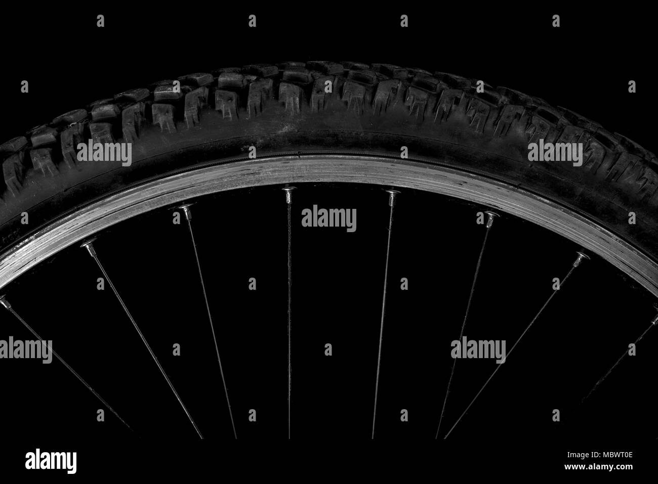 Settore di una ruota di bicicletta su uno sfondo nero Foto Stock