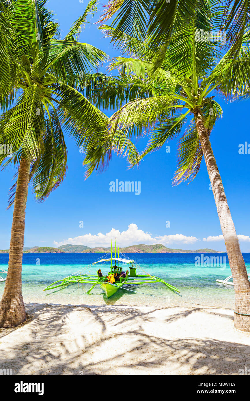 Barca filippino in mare, Boracay, Filippine Foto Stock