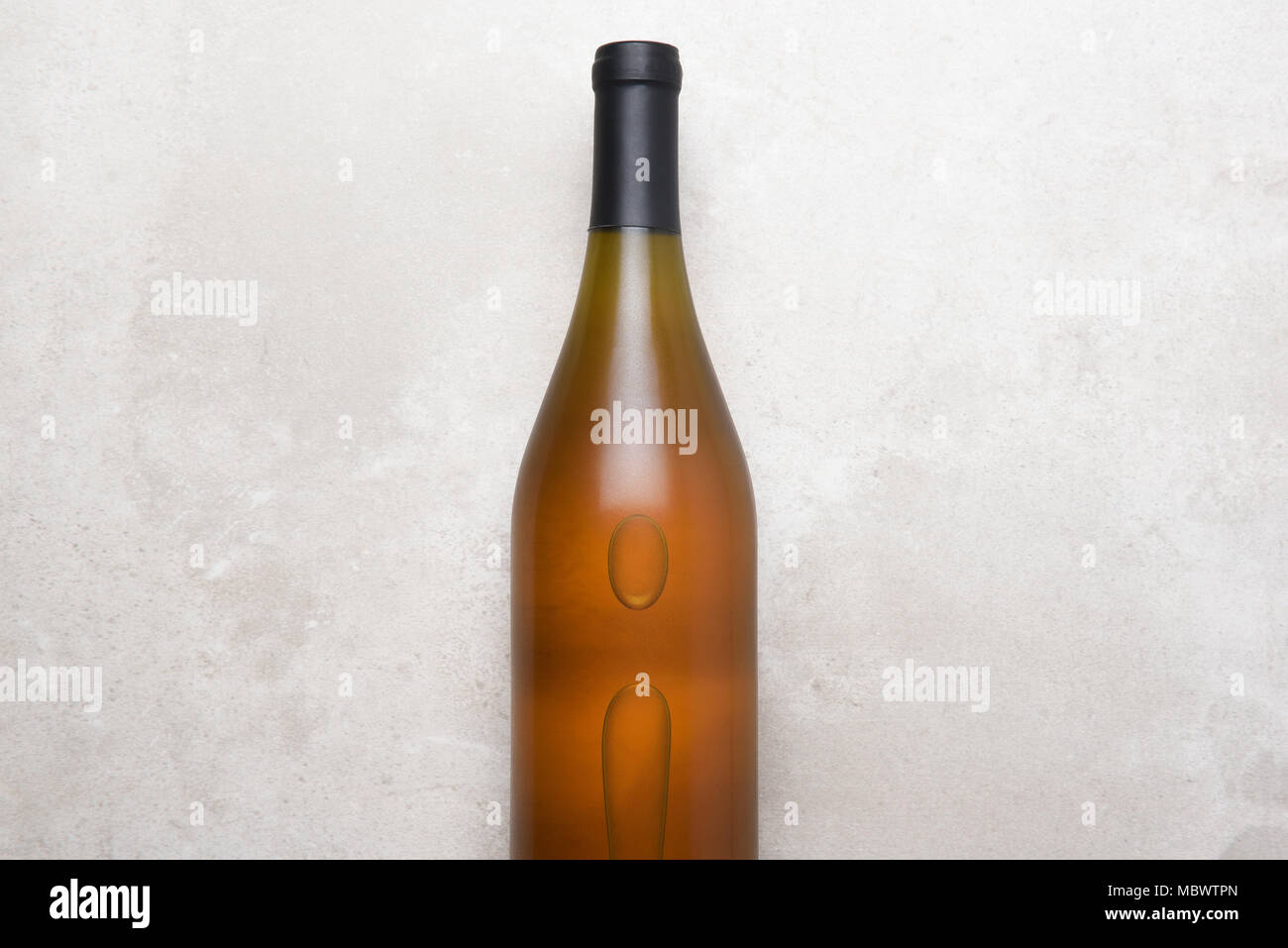Lo Chardonnay Vino: vista dall'alto di una bottiglia singola su un contatore di calcestruzzo top. Bottiglia è nel mezzo con copia spazio su entrambi i lati. Foto Stock