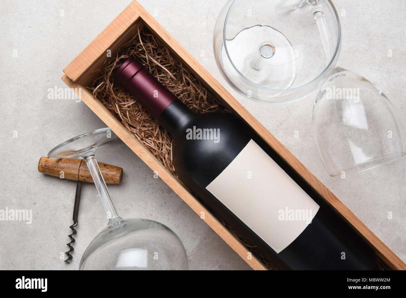 Cabernet vino ancora in vita: una bottiglia in caso di legno con gli occhiali e un cavatappi. Foto Stock
