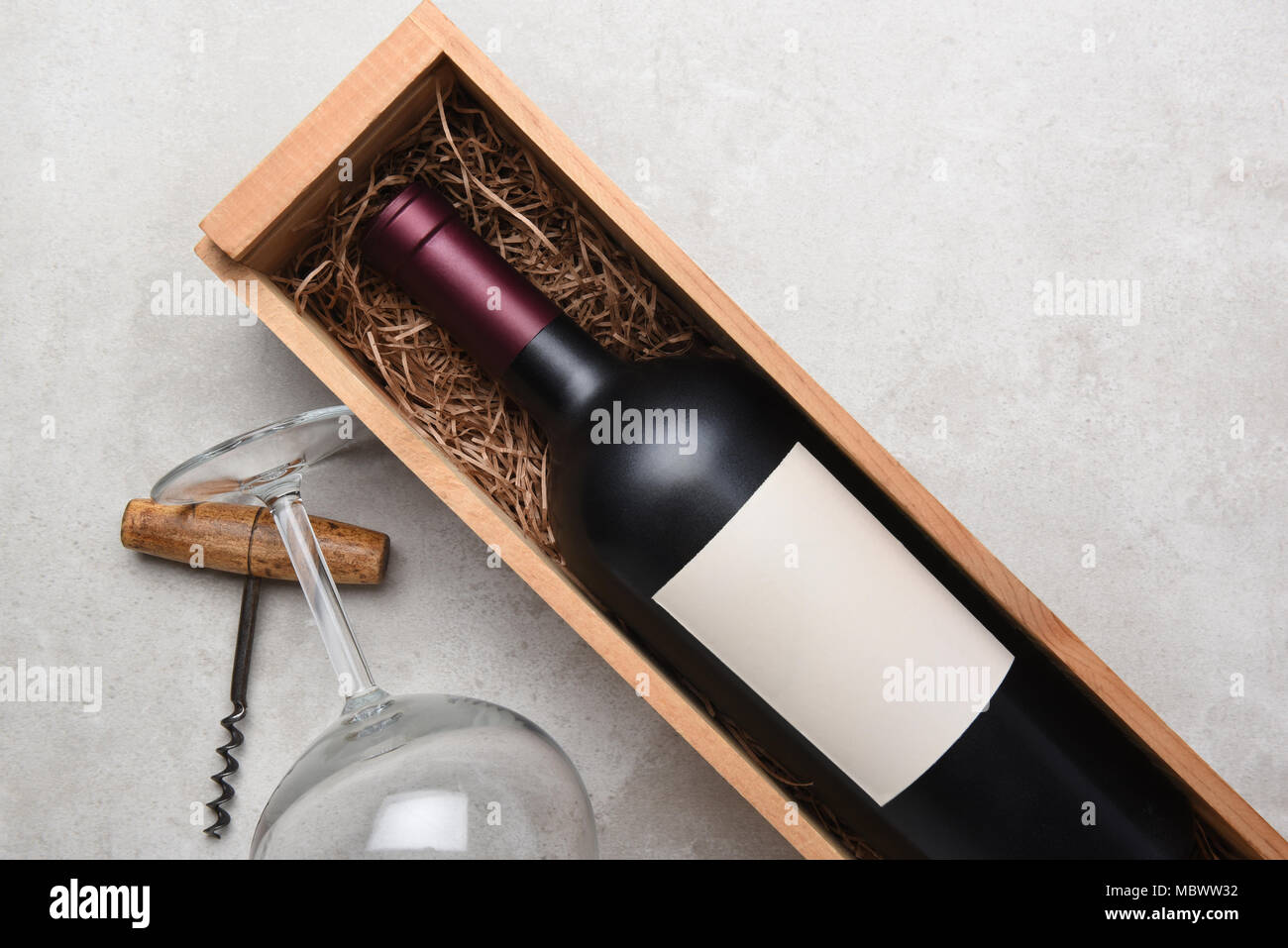 Vino rosso ancora in vita: una bottiglia di vino in una scatola di legno con i bicchieri e cavatappi, con copia spazio. Foto Stock