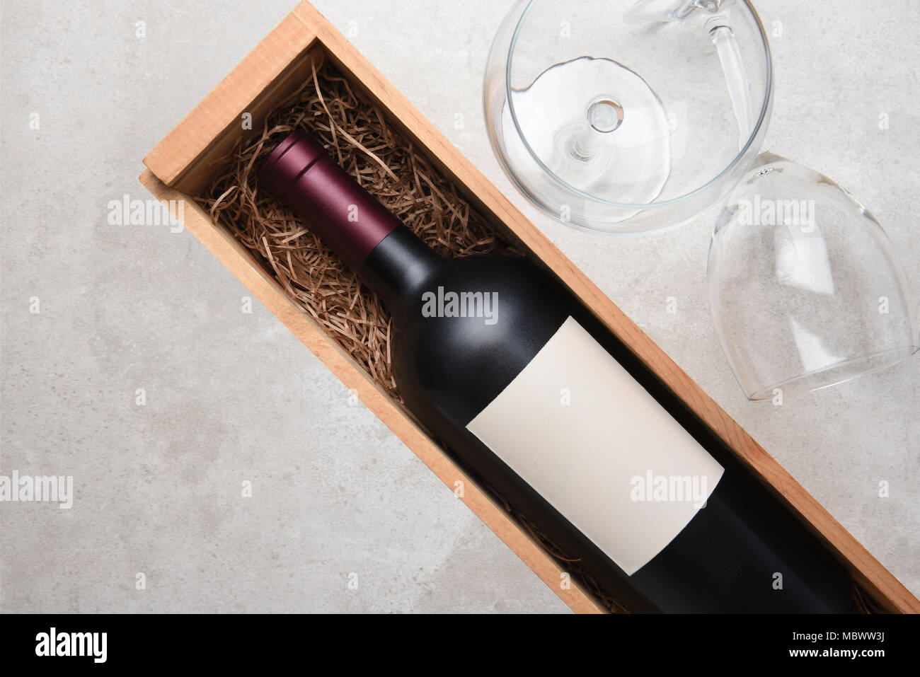 Il Cabernet Sauvignon: una bottiglia in caso di legno con gli occhiali e copia di spazio. Foto Stock
