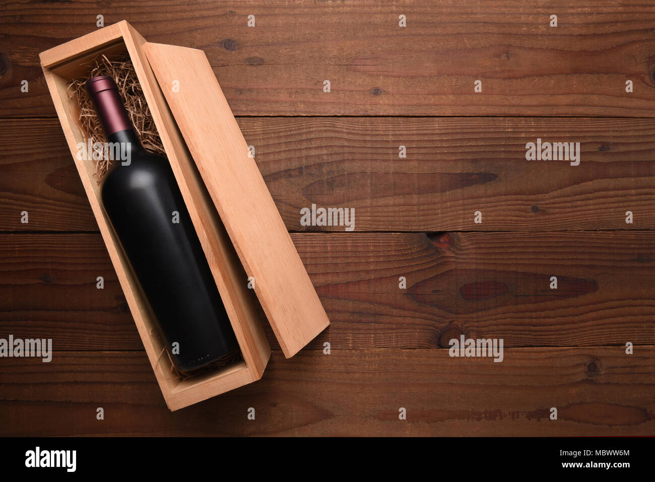 Cabernet vino Scatola: una sola bottiglia di vino rosso nella sua custodia in legno al buio su un tavolo di legno con copia spazio. Foto Stock