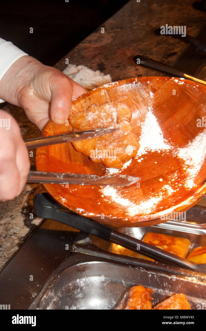 Donna frittella di riempimento vassoio in polacco a buffet Foto Stock