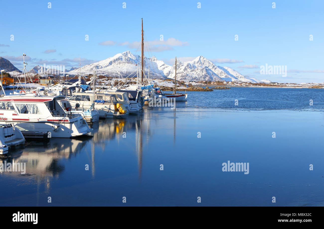 Vista del marine in inverno. Sailing yacht. Fiordo norvegese. Paesaggio naturale. Posizione: Isole Lofoten in Norvegia. Foto Stock