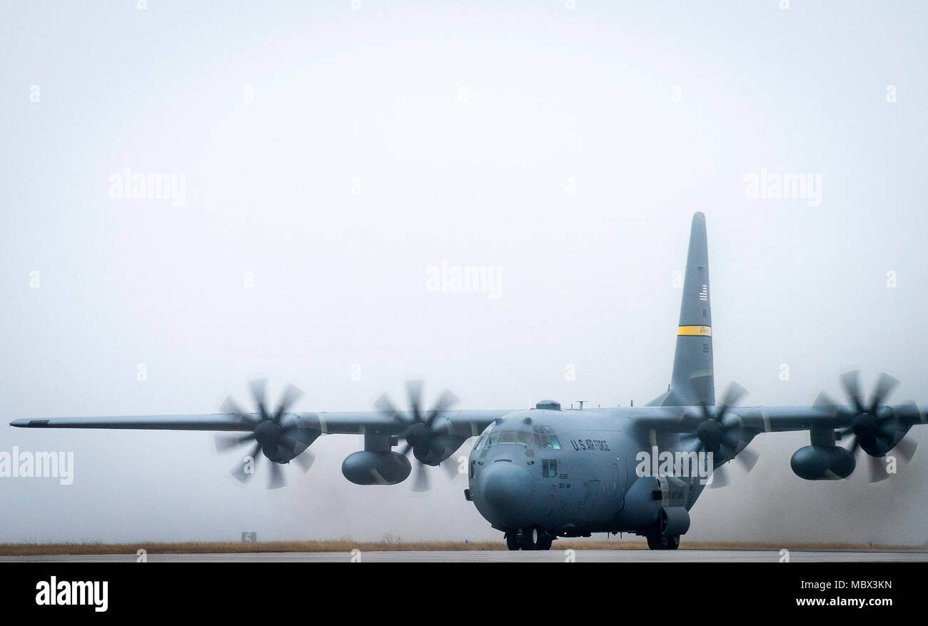 Una C-130H taxi attraverso la nebbia all'arrivo a Eglin Air Force Base Fla., 11 genn. Air Force il primo completamente aggiornato C-130H è qui per la prova e la valutazione sulla sua nuova modificata sistema ad elica e motori. (U.S. Air Force foto/Samuel King Jr.) Foto Stock