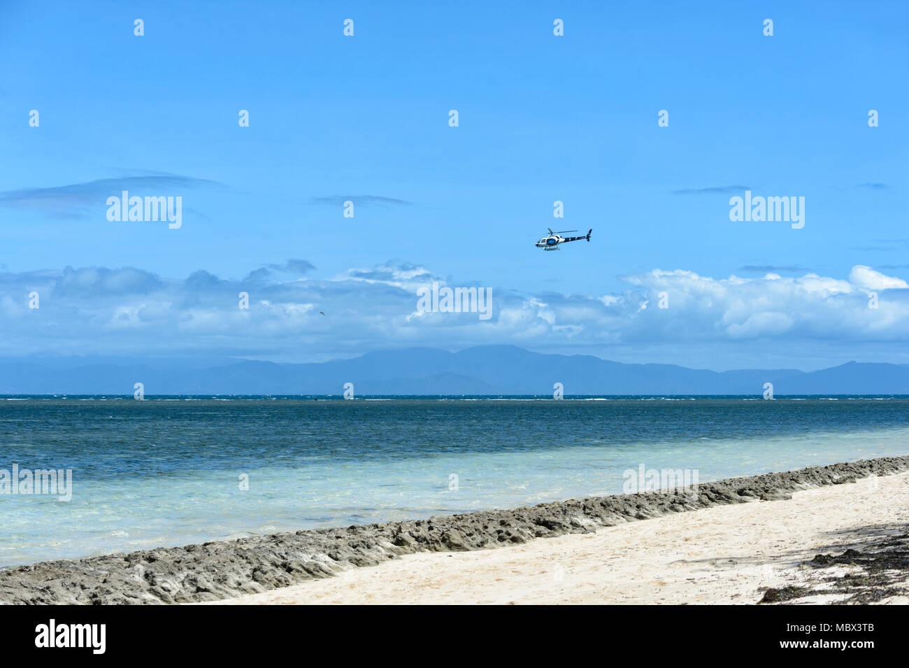 Elicottero di volo panoramico volando sopra la Grande Barriera Corallina Parco Marino Nazionale, Isola verde, lontano Nord Queensland, QLD, FNQ, GBR, Australia Foto Stock