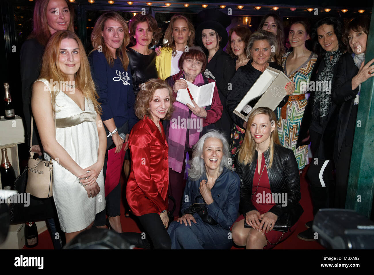 Parigi, Francia. 11 Aprile, 2018. Carole Chrétiennot, Jessica Nelson, Sandrine Quétier, Anne Nivat Odile d'Oultremont, Amélie Nothomb, Agnès Varda, Emmanuelle de Boysson e Tatiana de Rosnay frequentare undicesimo 'La Closerie des Lilas' riconoscimenti letterari 2018 presso la Closerie des Lilas, Parigi, Francia. Credito: Bernard Menigault/Alamy Live News Foto Stock