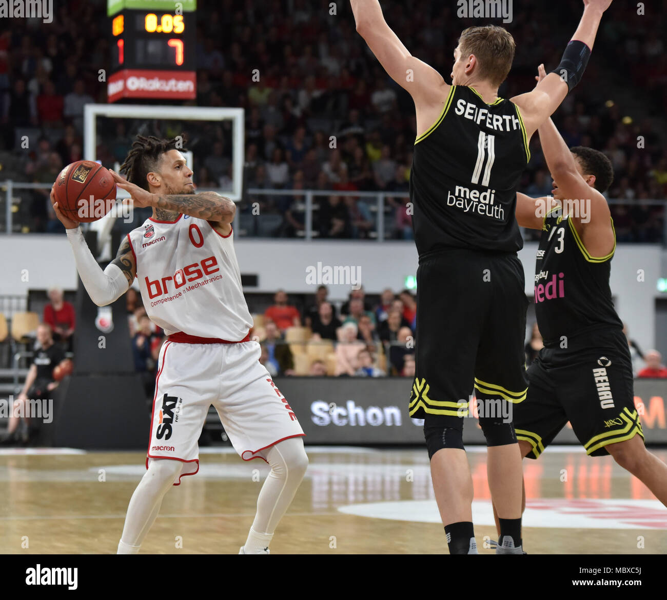 Germania, Bamberg, Brose Arena - 11 Aprile 2018 - Pallacanestro, 1.Bundesliga, BBL - Brose Bamberg vs. Medi Bayreuth - Immagine: (da L-R) Daniel Hackett (Brose Bamberg, #0), Andreas Seiferth (Medi Bayreuth, #11), und James Robinson (Medi Bayreuth, #3). Foto: Ryan Evans Foto Stock