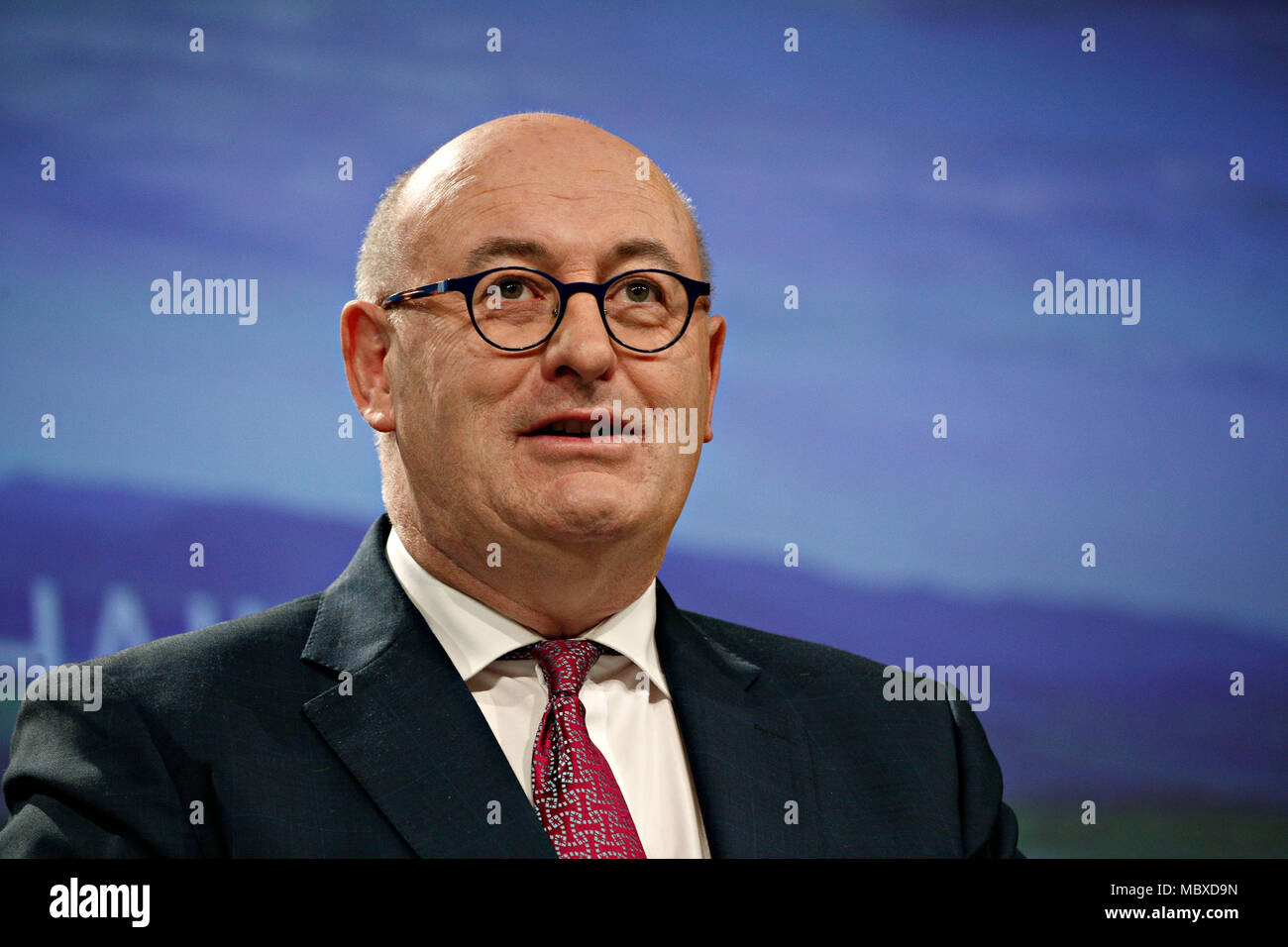 Bruxelles, Belgio. Il 12 Aprile 2018.Il commissario UE per l'agricoltura e lo sviluppo rurale Phil Hogan parla a una conferenza stampa sulle proposte della Commissione contro le pratiche commerciali sleali nella catena di approvvigionamento alimentare. Alexandros Michailidis/Alamy Live News Foto Stock