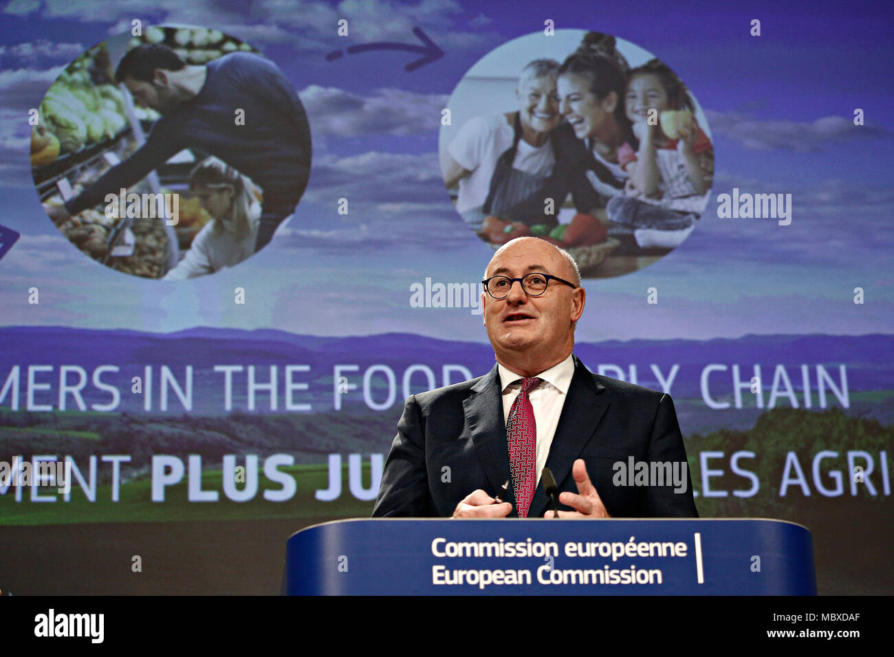 Bruxelles, Belgio. Il 12 Aprile 2018.Il commissario UE per l'agricoltura e lo sviluppo rurale Phil Hogan parla a una conferenza stampa sulle proposte della Commissione contro le pratiche commerciali sleali nella catena di approvvigionamento alimentare. Alexandros Michailidis/Alamy Live News Foto Stock