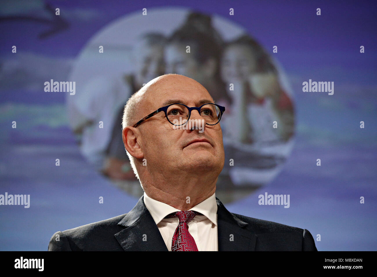 Bruxelles, Belgio. Il 12 Aprile 2018.Il commissario UE per l'agricoltura e lo sviluppo rurale Phil Hogan parla a una conferenza stampa sulle proposte della Commissione contro le pratiche commerciali sleali nella catena di approvvigionamento alimentare. Alexandros Michailidis/Alamy Live News Foto Stock