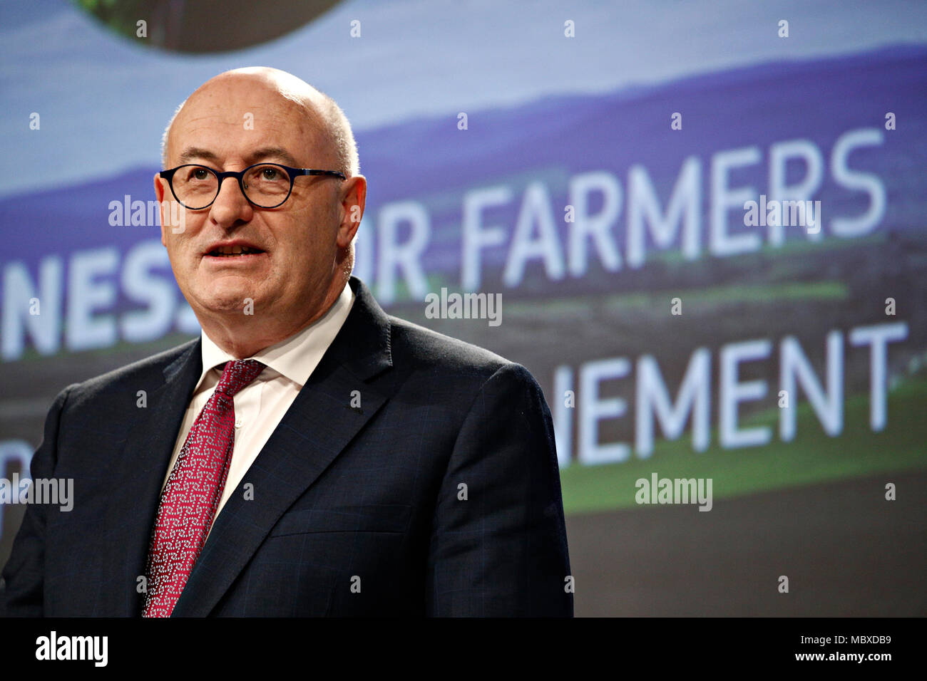 Bruxelles, Belgio. Il 12 Aprile 2018.Il commissario UE per l'agricoltura e lo sviluppo rurale Phil Hogan parla a una conferenza stampa sulle proposte della Commissione contro le pratiche commerciali sleali nella catena di approvvigionamento alimentare. Alexandros Michailidis/Alamy Live News Foto Stock