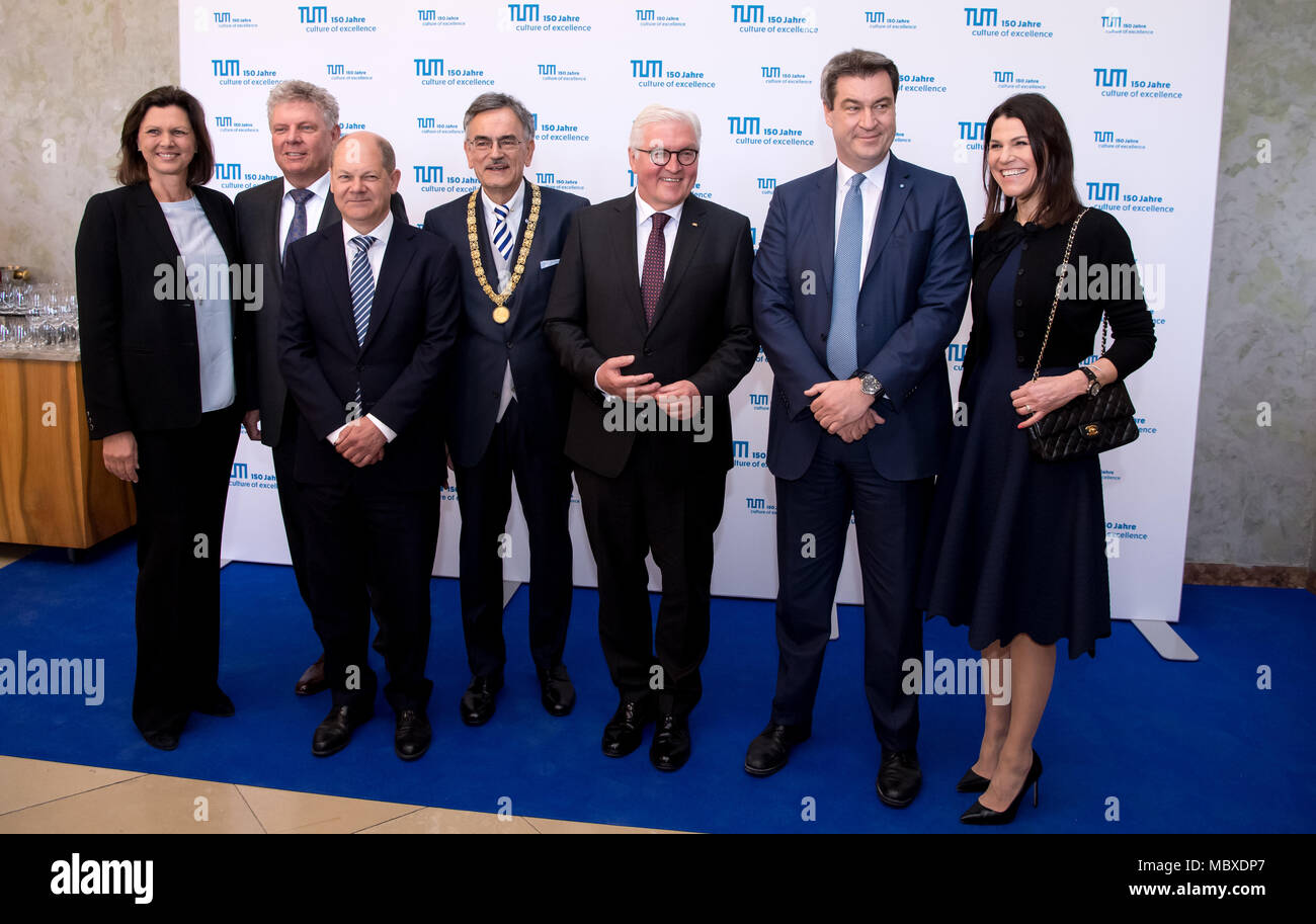 Monaco di Baviera, Germania. Il 12 aprile, 2018. Alloggiamento bavarese Ministro Ilse Aigner (l-r), Monaco di Baviera il sindaco di Dieter Reiter, il Ministro delle finanze tedesco Olaf Scholz, Wolfgang Herrmann, presidente dell'Università Tecnica di Monaco di Baviera (TUM), Presidente tedesco Frank-Walter Steinmeier, Ministro bavarese Presidente Markus Soeder Bavarese e il ministro della Scienza Marion Kiechle arriva a una cerimonia che celebra TUM il centocinquantesimo anniversario. Re Ludwig II fondò la Scuola politecnica di Monaco di Baviera il 12 aprile 1868. Foto: Sven Hoppe/dpa Credito: dpa picture alliance/Alamy Live News Foto Stock