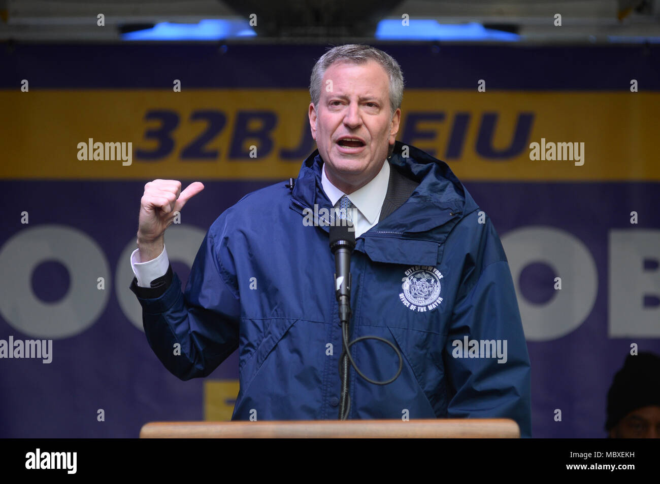 New York, Stati Uniti d'America. Xi Apr, 2018. Sindaco di Bill de Blasio parla a 32BJ SEIU residenziale contratto Rally su Aprile 11, 2018 a New York. Credito: Erik Pendzich/Alamy Live News Foto Stock