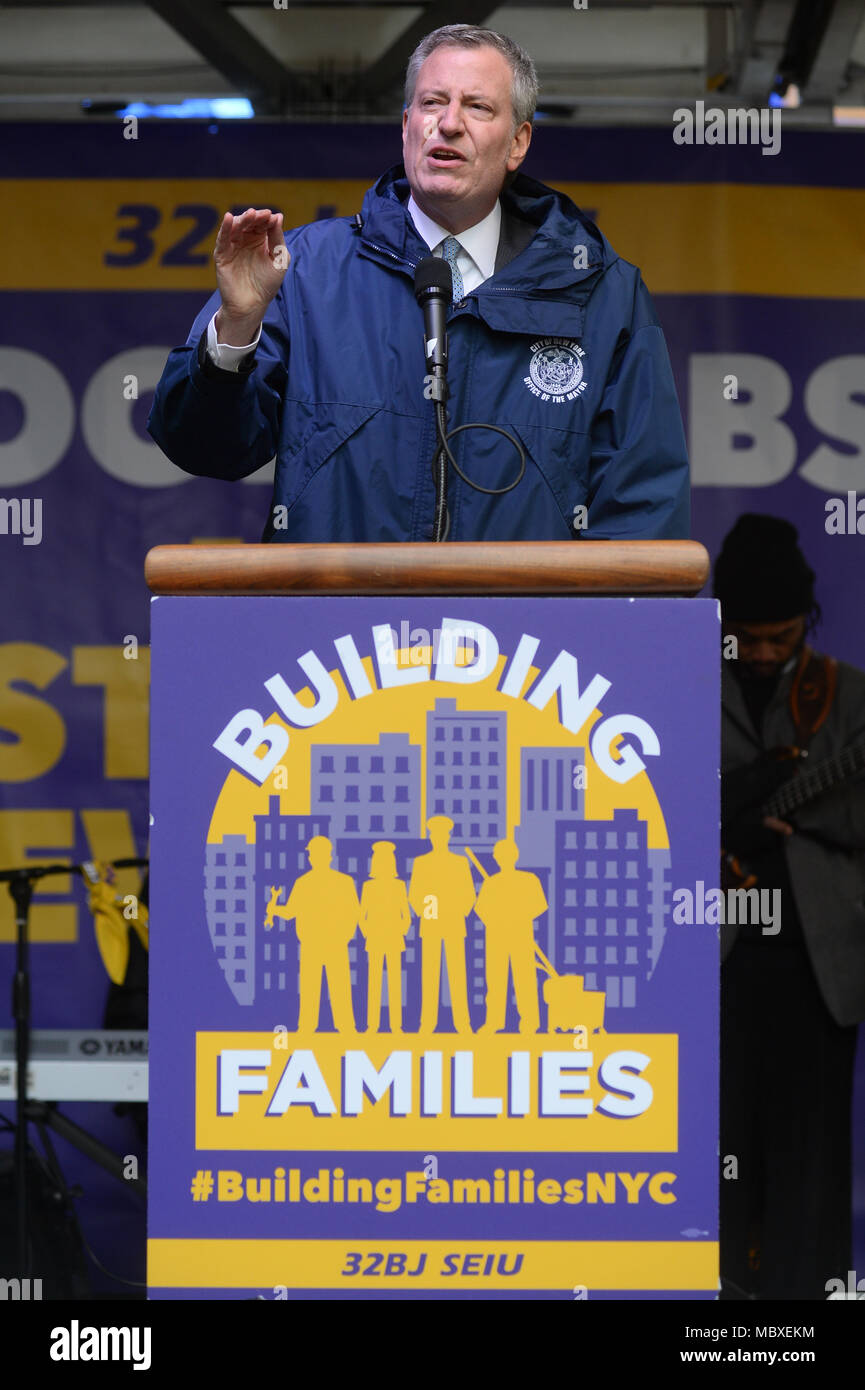 New York, Stati Uniti d'America. Xi Apr, 2018. Sindaco di Bill de Blasio parla a 32BJ SEIU residenziale contratto Rally su Aprile 11, 2018 a New York. Credito: Erik Pendzich/Alamy Live News Foto Stock