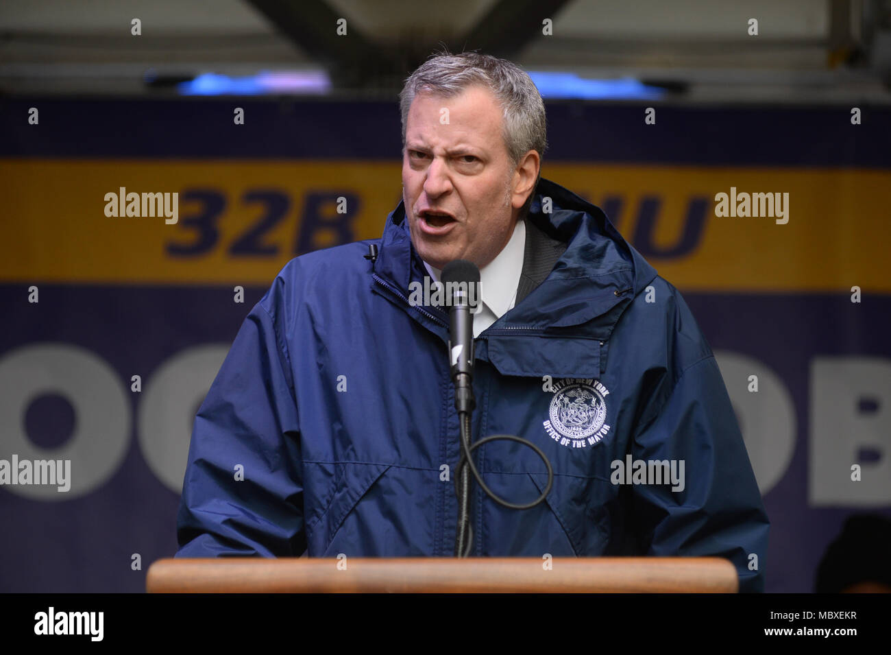 New York, Stati Uniti d'America. Xi Apr, 2018. Sindaco di Bill de Blasio parla a 32BJ SEIU residenziale contratto Rally su Aprile 11, 2018 a New York. Credito: Erik Pendzich/Alamy Live News Foto Stock