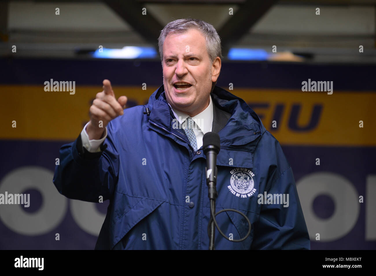 New York, Stati Uniti d'America. Xi Apr, 2018. Sindaco di Bill de Blasio parla a 32BJ SEIU residenziale contratto Rally su Aprile 11, 2018 a New York. Credito: Erik Pendzich/Alamy Live News Foto Stock