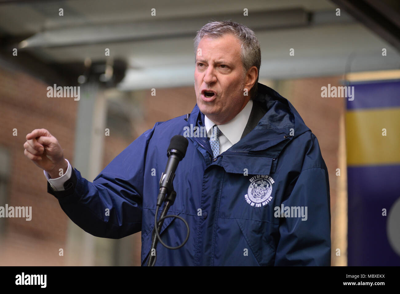 New York, Stati Uniti d'America. Xi Apr, 2018. Sindaco di Bill de Blasio parla a 32BJ SEIU residenziale contratto Rally su Aprile 11, 2018 a New York. Credito: Erik Pendzich/Alamy Live News Foto Stock