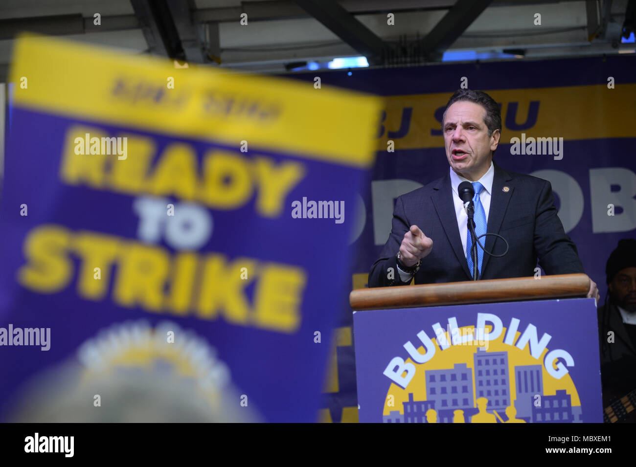 New York, Stati Uniti d'America. Xi Apr, 2018. Govenor Andrew Cuomo parla a 32BJ SEIU residenziale contratto Rally su Aprile 11, 2018 a New York. Credito: Erik Pendzich/Alamy Live News Foto Stock