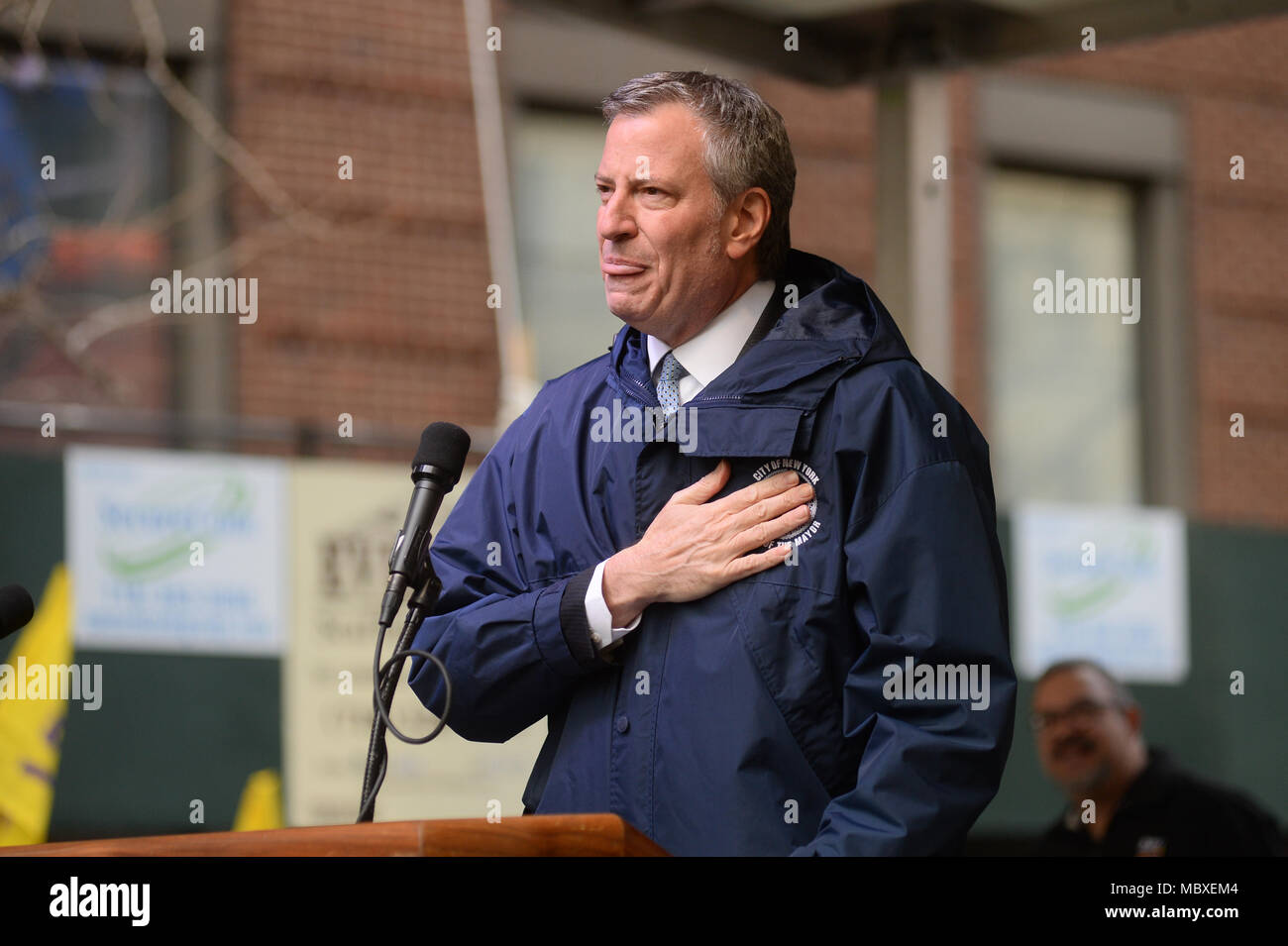New York, Stati Uniti d'America. Xi Apr, 2018. Sindaco di Bill de Blasio parla a 32BJ SEIU residenziale contratto Rally su Aprile 11, 2018 a New York. Credito: Erik Pendzich/Alamy Live News Foto Stock