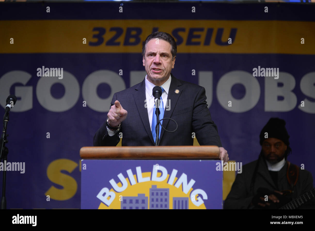 New York, Stati Uniti d'America. Xi Apr, 2018. Governatore Andrew Cuomo parla a 32BJ SEIU residenziale contratto Rally su Aprile 11, 2018 a New York. Credito: Erik Pendzich/Alamy Live News Foto Stock
