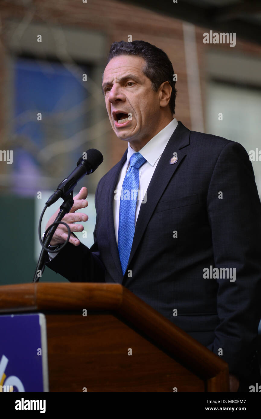 New York, Stati Uniti d'America. Xi Apr, 2018. Governatore Andrew Cuomo parla a 32BJ SEIU residenziale contratto Rally su Aprile 11, 2018 a New York. Credito: Erik Pendzich/Alamy Live News Foto Stock