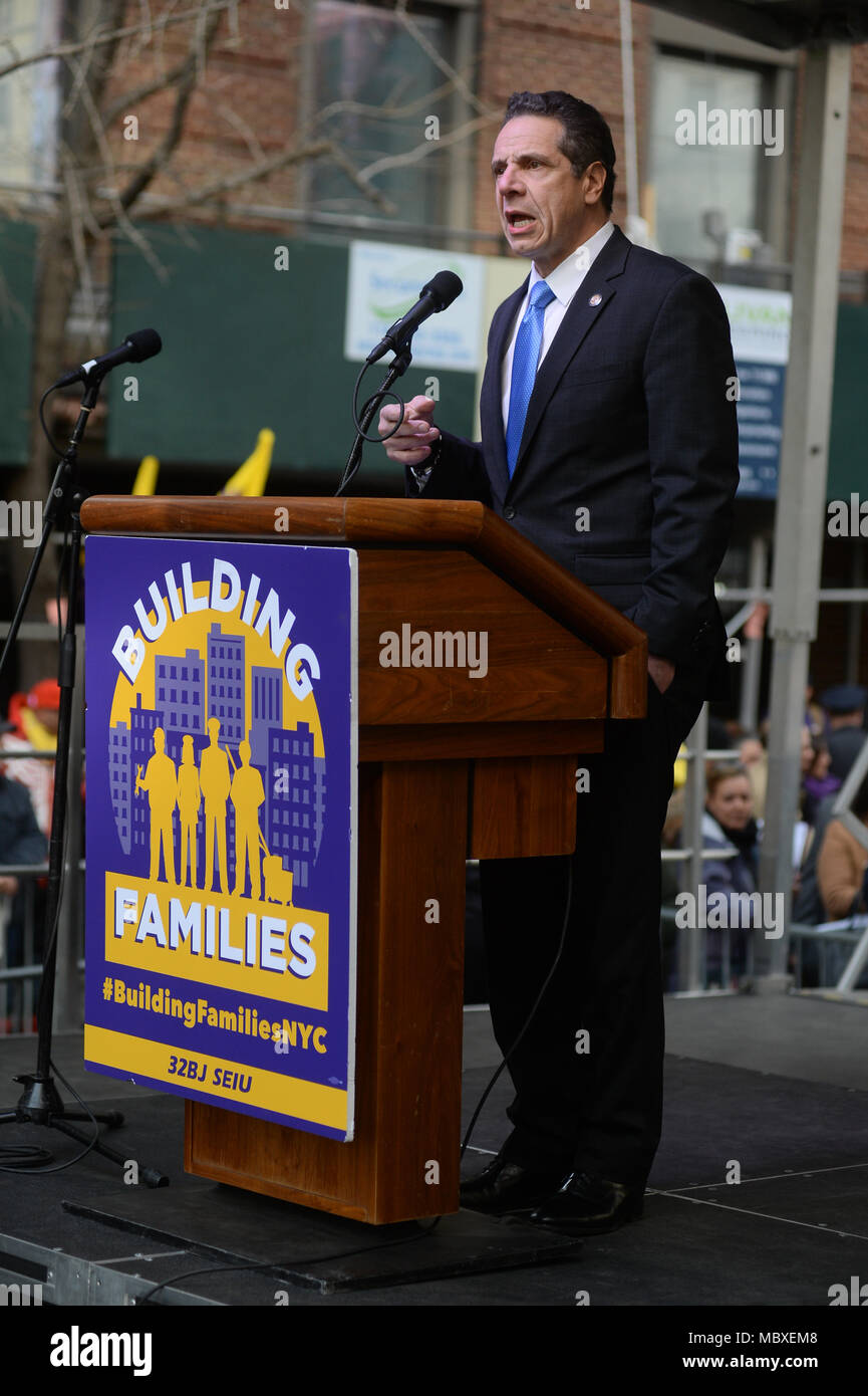 New York, Stati Uniti d'America. Xi Apr, 2018. Governatore Andrew Cuomo parla a 32BJ SEIU residenziale contratto Rally su Aprile 11, 2018 a New York. Credito: Erik Pendzich/Alamy Live News Foto Stock