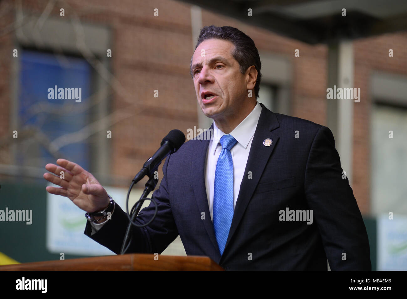New York, Stati Uniti d'America. Xi Apr, 2018. Governatore Andrew Cuomo parla a 32BJ SEIU residenziale contratto Rally su Aprile 11, 2018 a New York. Credito: Erik Pendzich/Alamy Live News Foto Stock