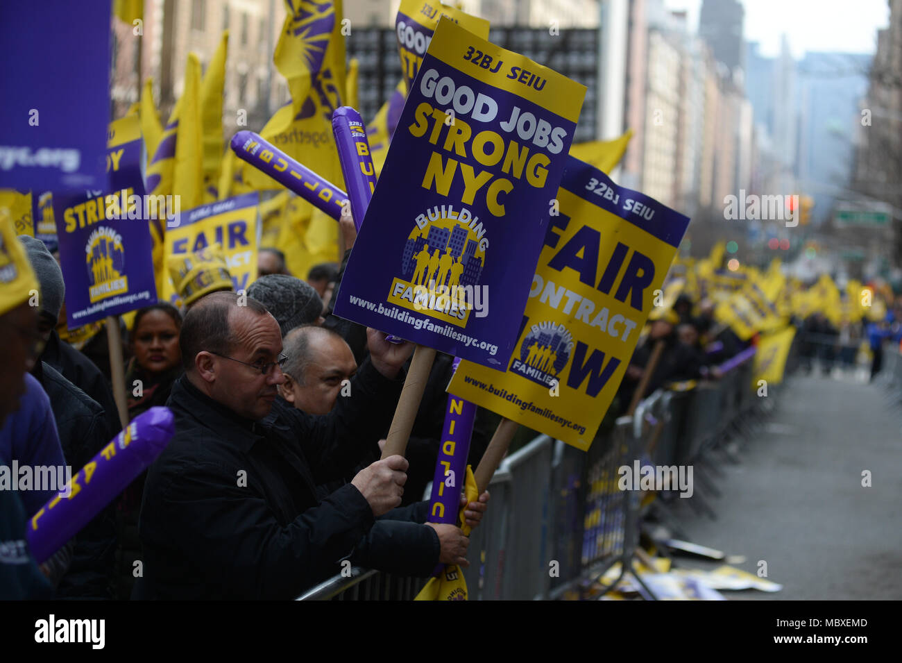 New York, Stati Uniti d'America. Xi Apr, 2018. Migliaia di portieri, facchini, handymen portieri e partecipare a un raduno, organizzato dalla loro unione 32BJ, 11 aprile 2018 a New York. Credito: Erik Pendzich/Alamy Live News Foto Stock