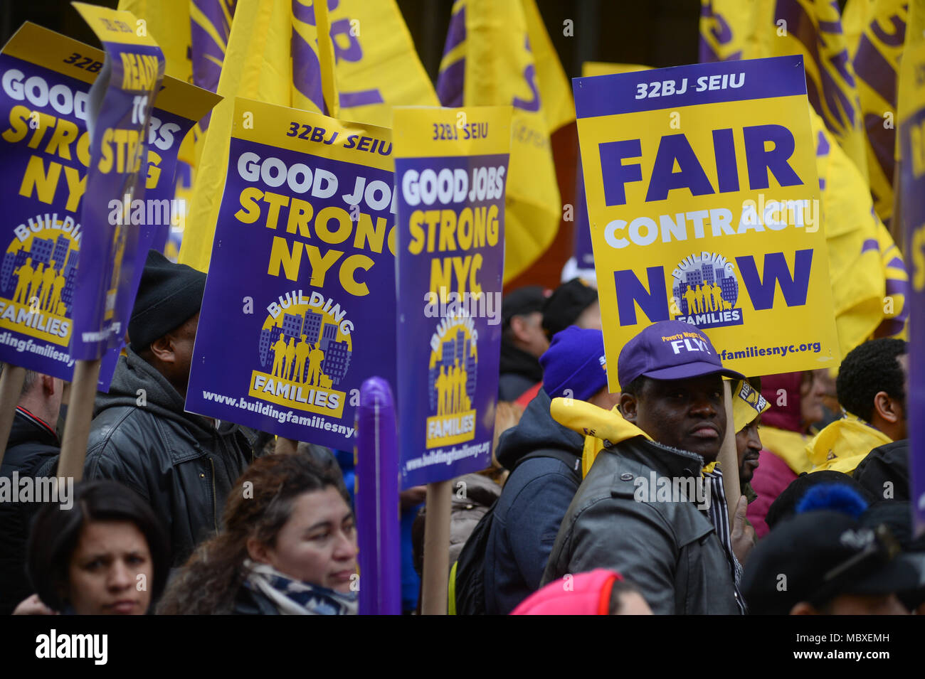 New York, Stati Uniti d'America. Xi Apr, 2018. Migliaia di portieri, facchini, handymen portieri e partecipare a un raduno, organizzato dalla loro unione 32BJ, 11 aprile 2018 a New York. Credito: Erik Pendzich/Alamy Live News Foto Stock