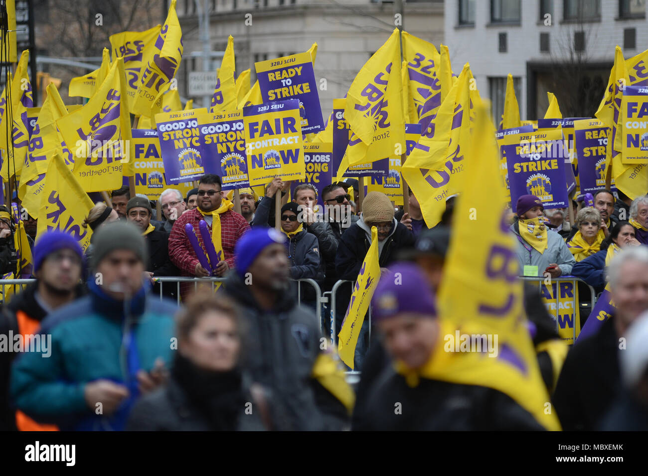 New York, Stati Uniti d'America. Xi Apr, 2018. Migliaia di portieri, facchini, handymen portieri e partecipare a un raduno, organizzato dalla loro unione 32BJ, 11 aprile 2018 a New York. Credito: Erik Pendzich/Alamy Live News Foto Stock