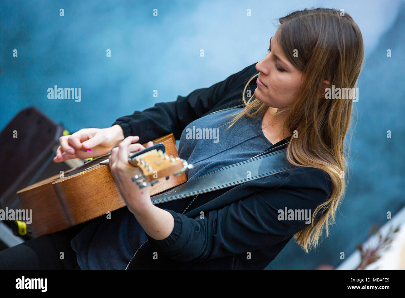 Francoforte sul Meno, Germania. 11 Aprile, 2018. Hanne Kah, Tedesco il cantante-cantautore, esegue alla Musikmesse di Francoforte, commercio equo per strumenti musicali, foglio di musica, di produzione e di commercializzazione. Credito: Christian Lademann Foto Stock