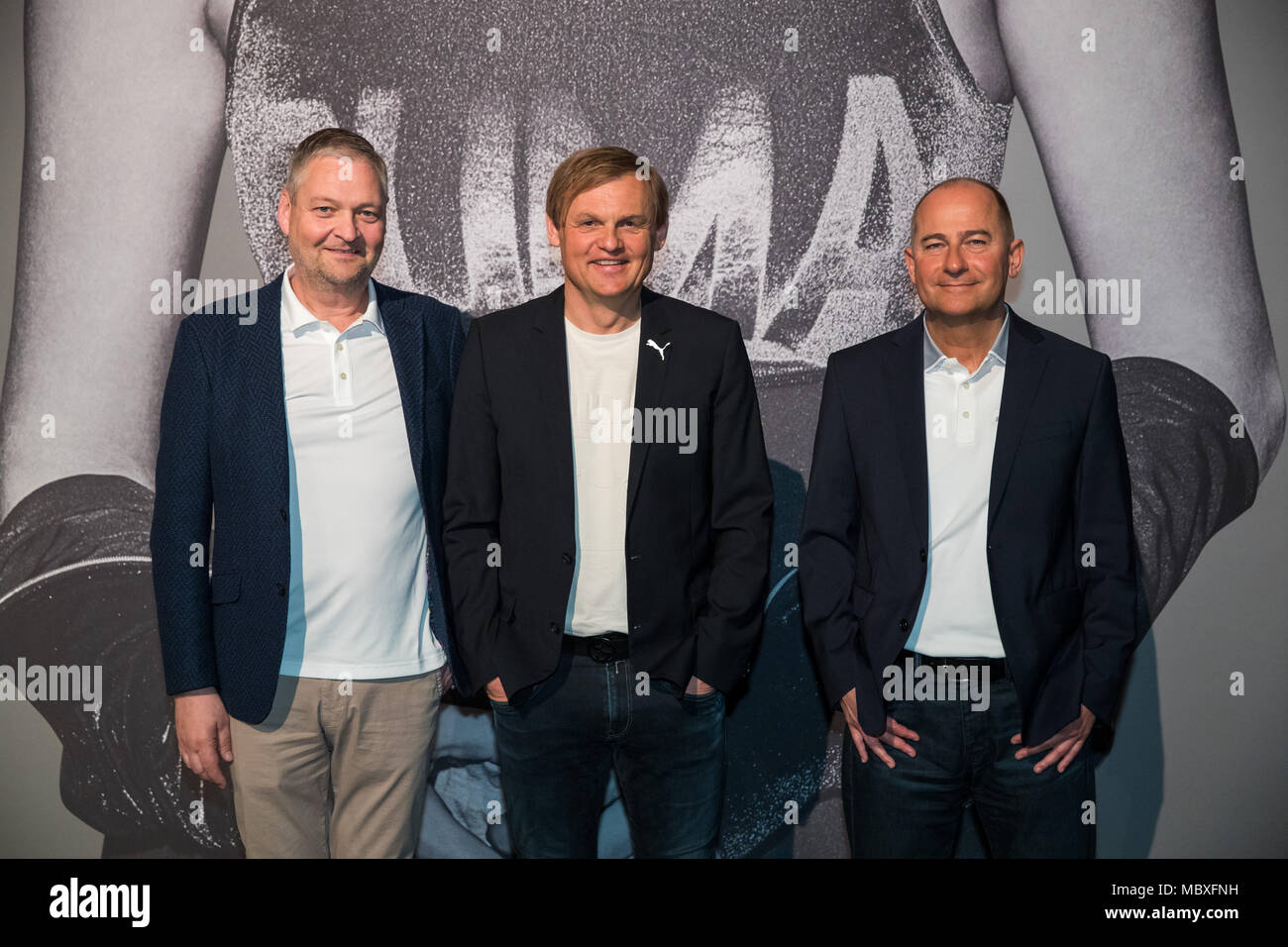 12 aprile 2018, Germania, Herzogenaurach: Bjoern Gulden (C), il CEO del marchio sportivo Puma con il CFO Michael Lammermann (r) e Chief Operating Officer Lars Sorensen, raffigurato nella sede di riunione generale. Foto: Daniel Karmann/dpa Foto Stock