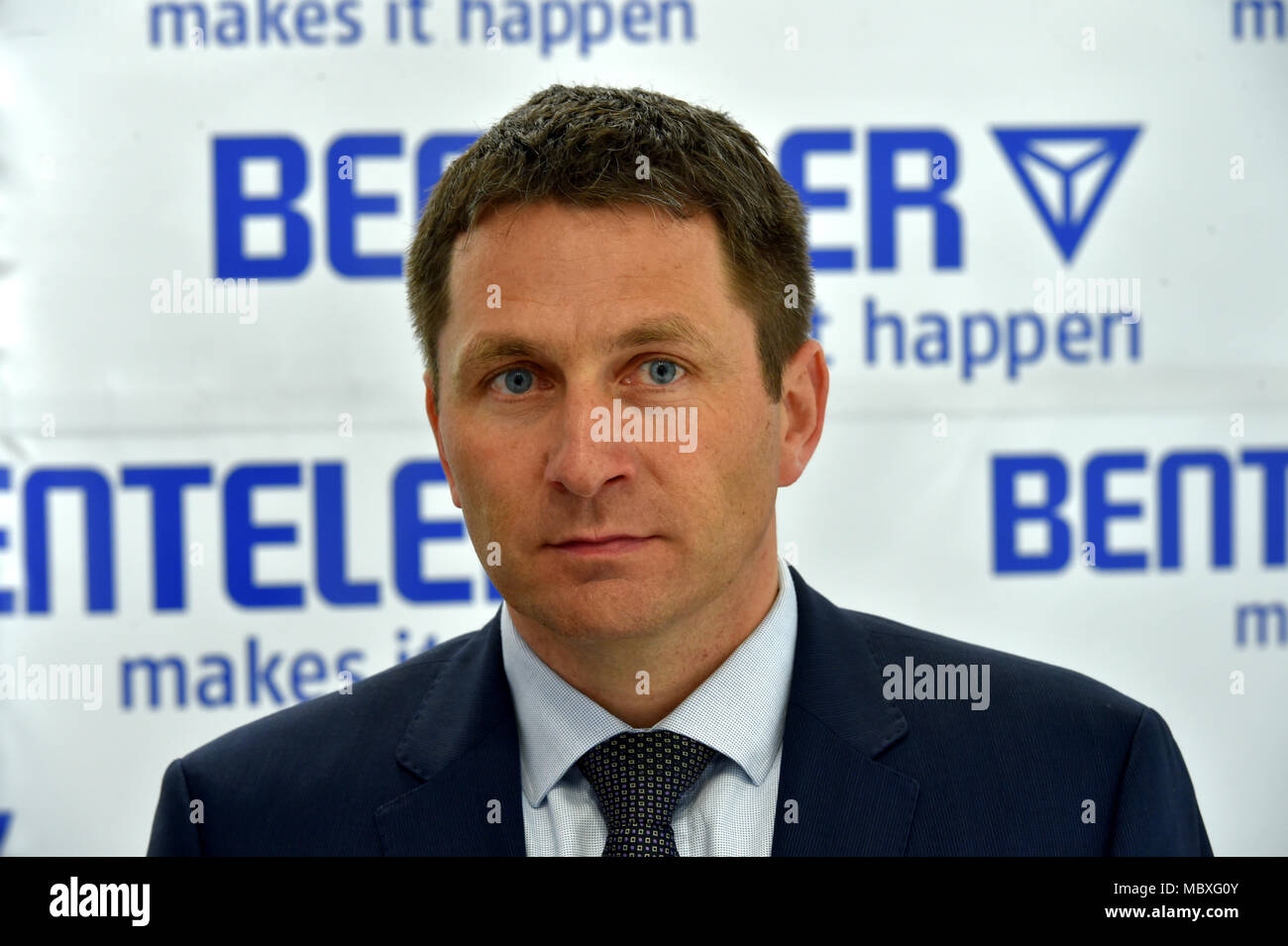 Klasterec Nad Ohri, Repubblica Ceca. Xii Apr, 2018. Il nuovo impianto di produzione di Benteler company è stata aperta in Verne zona industriale, Klasterec nad Ohri, Repubblica Ceca, il 12 aprile 2018. La società produce metallo parti di automobile. Sulla foto si vede la testa dell'Europa settentrionale e orientale dell'azienda Petr Marijczuk. Credito: Slavomir Kubes/CTK foto/Alamy Live News Foto Stock