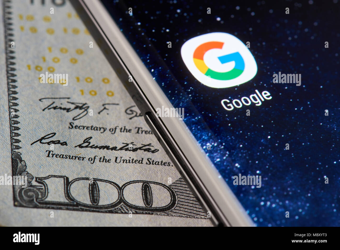 New york, Stati Uniti d'America - 11 Aprile 2018: icona di Google app sullo smartphone vicino sul dollaro sfondo di valuta Foto Stock