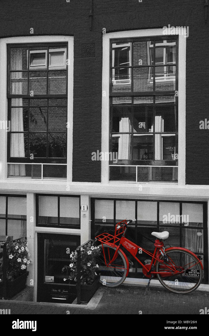 Red moto parcheggiata fuori una casa olandese, Amsterdam, Paesi Bassi Foto Stock