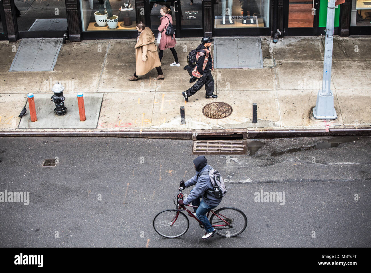NEW YORK CITY - MARZO 29, 2018: la città di New York Manhattan street scene visto dal di sopra con l'uomo in sella per biciclette e pedoni visto da Chelsea. Foto Stock